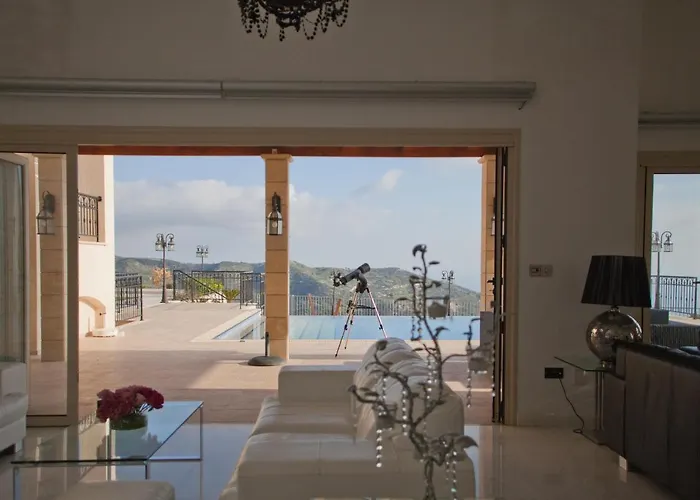 Eagles Cliff Willa Katikas